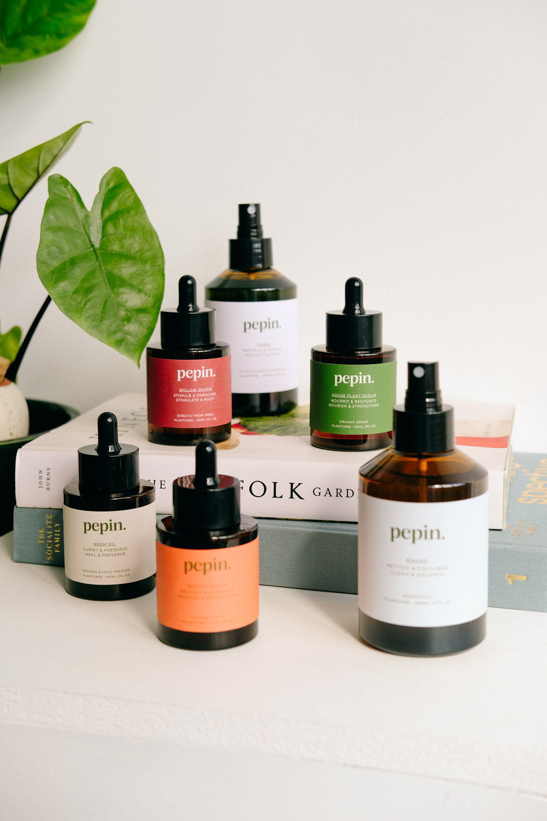 Samling af økologisk gødning i forskellige flotte flasker til forskellige typer af planter