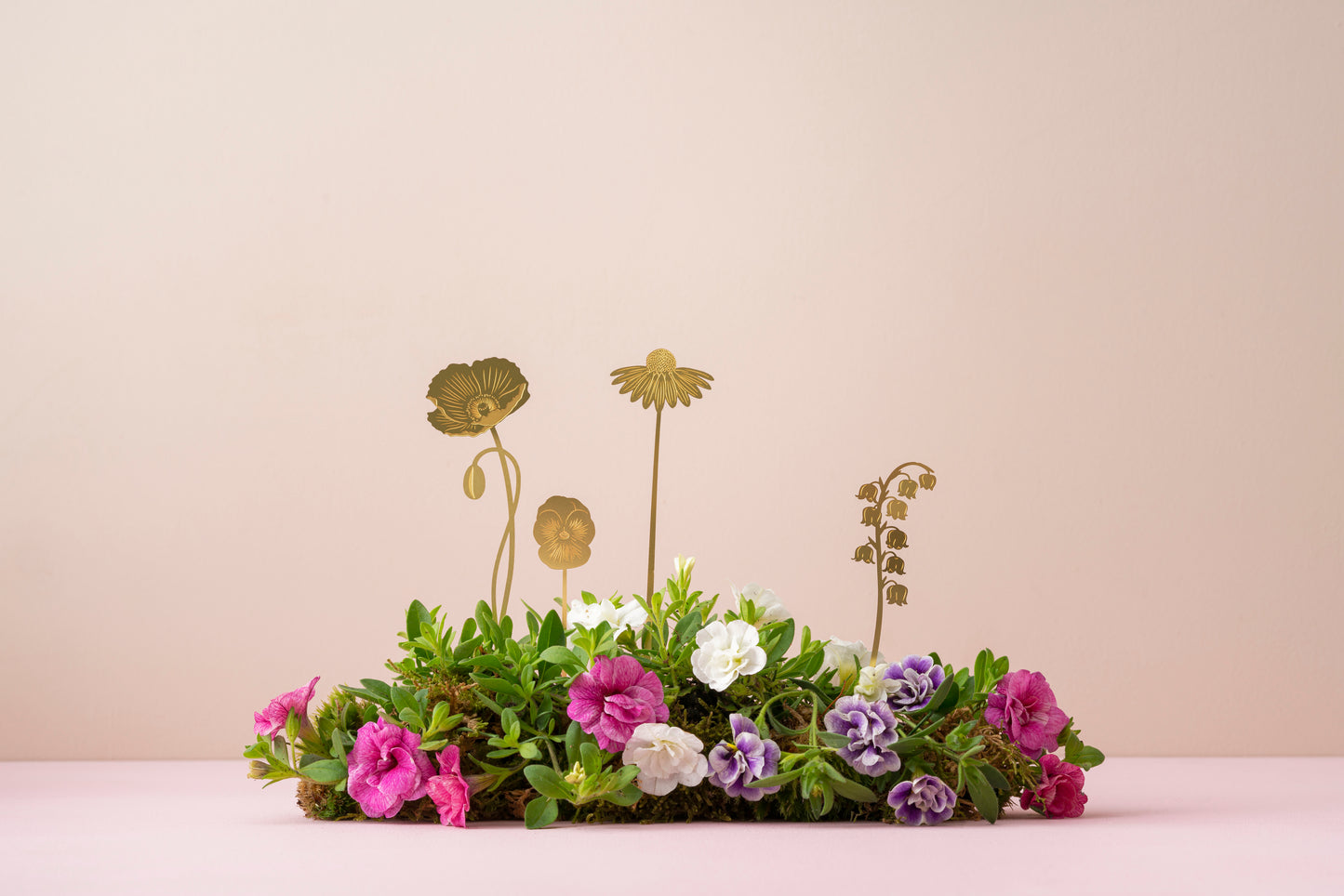 Messingefigurer af vilde blomster