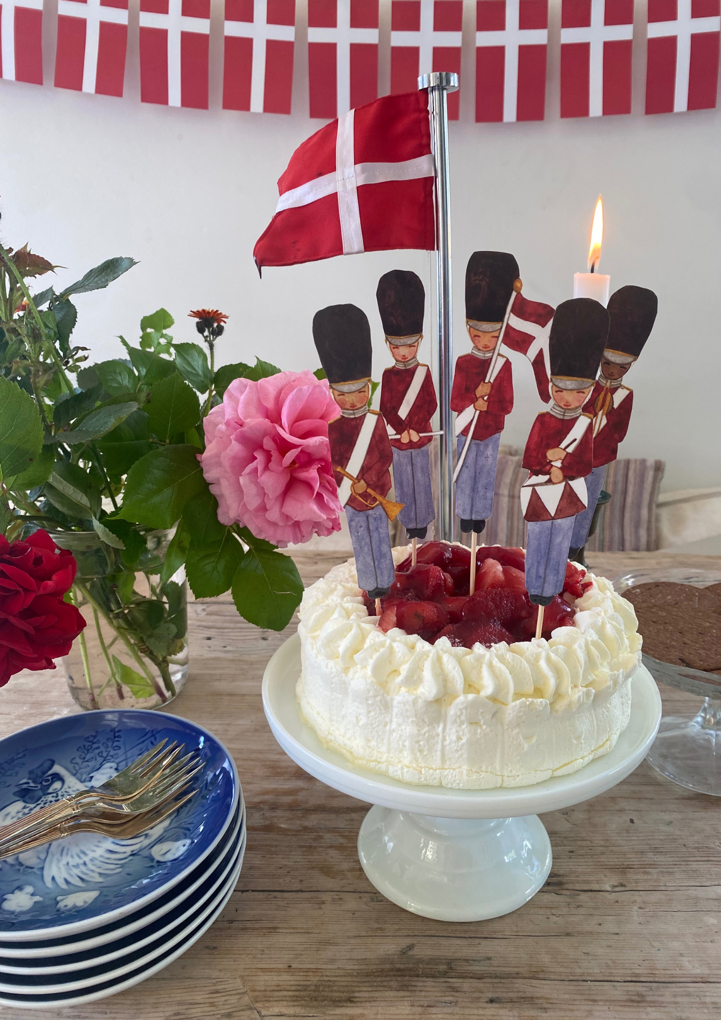 Papir livgarder der er klippet ud og sidder i en kage