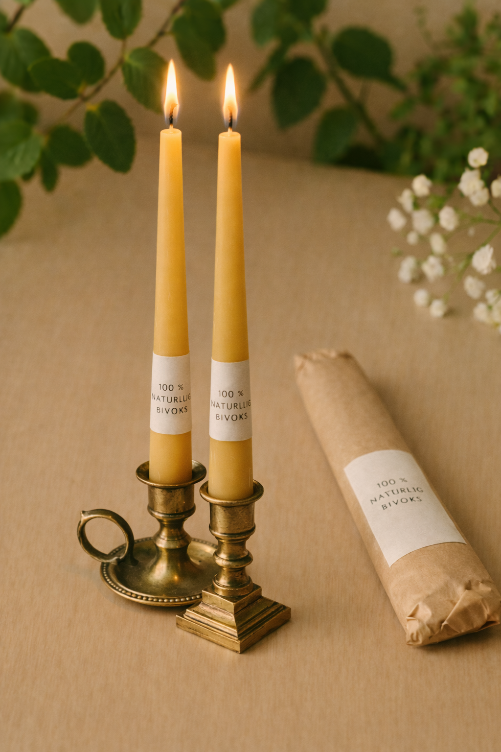 2 tændte kertelys i nogle gamle fine lysestager