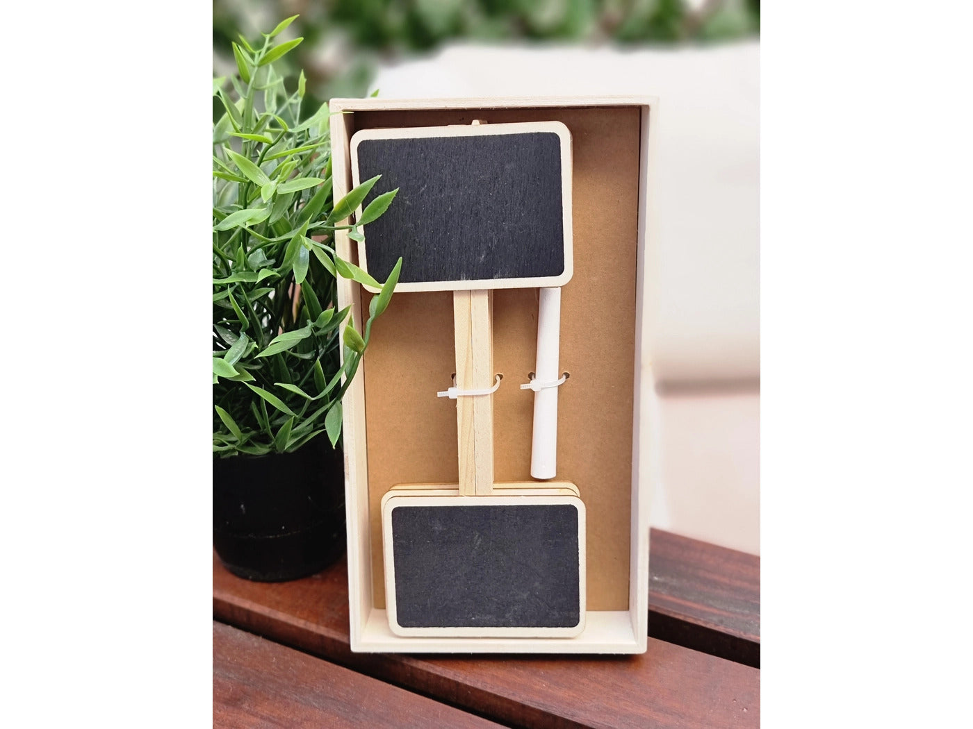 Planteskilte i træ, med sort felt og hvidt kridt. Pakke med skilte, der står på et bord